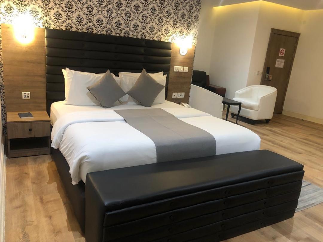 Crownsville Hotel - Airport Road Port Harcourt Exterior foto