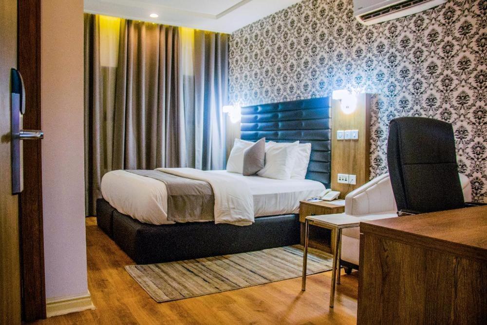 Crownsville Hotel - Airport Road Port Harcourt Exterior foto