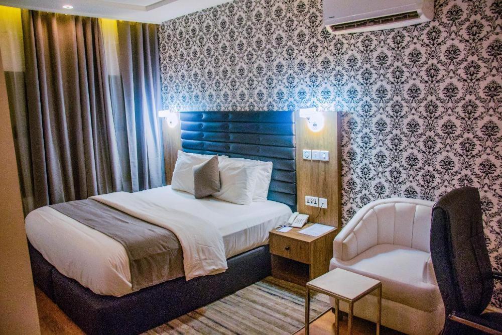 Crownsville Hotel - Airport Road Port Harcourt Exterior foto